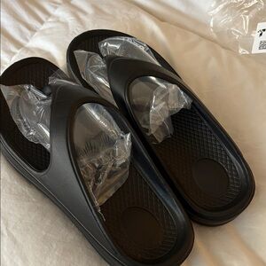 Black comfort flip flops